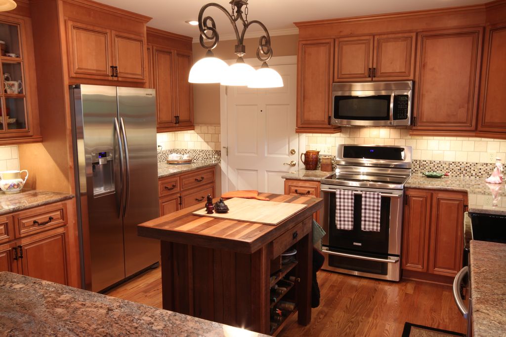 Country Kitchen with U-shaped, Kitchen island, dishwasher, Large Ceramic Tile, full backsplash, gas range, six panel door