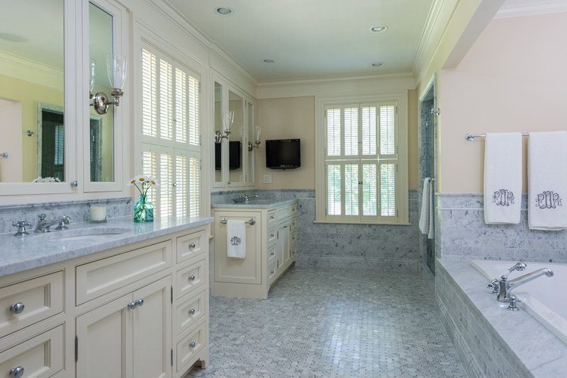 Traditional Master Bathroom with Standard height, complex marble floors, Master bathroom, full backsplash, Undermount sink