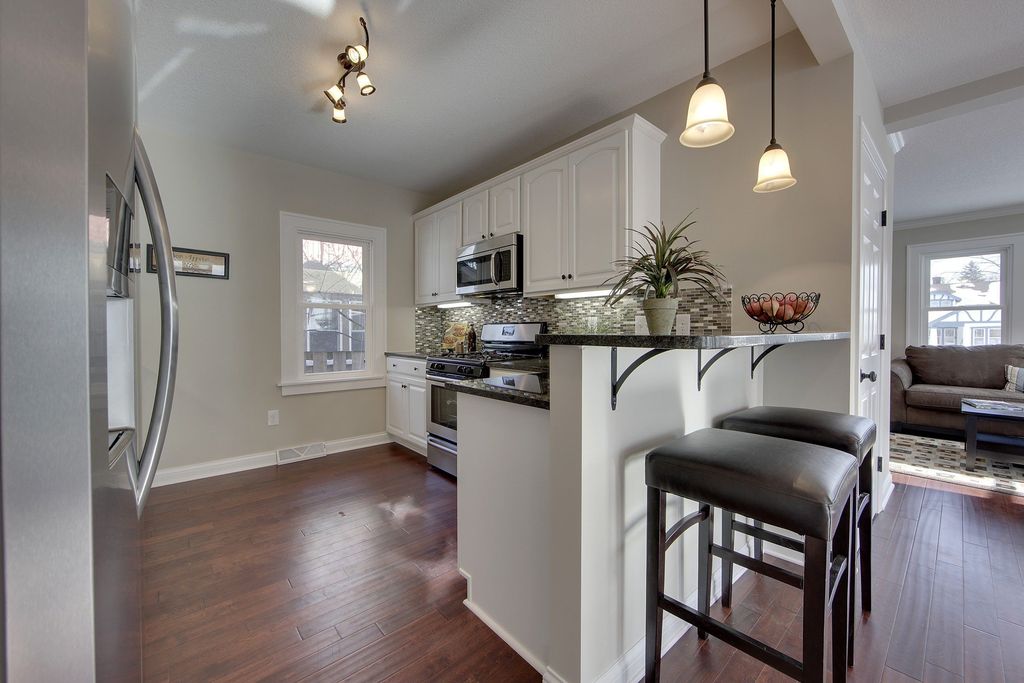 Traditional Kitchen with Standard height, Freestanding Full Size Top Freezer Refrigerator, Breakfast bar, Inset cabinets