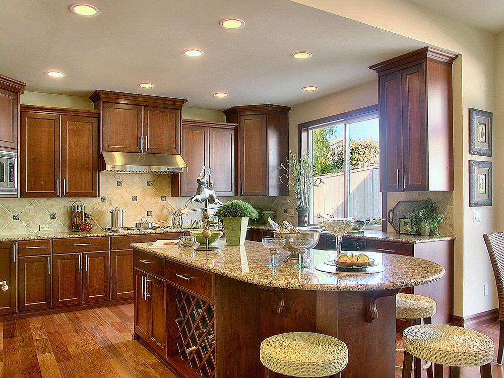Traditional Kitchen with U-shaped, dishwasher, Undermount sink, electric cooktop, Stone Tile, Limestone Tile, Breakfast bar
