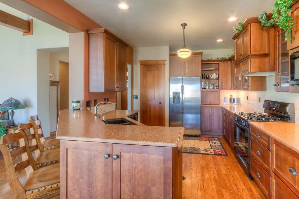 Craftsman Kitchen with Breakfast bar, Ms international - giallo bahia, dishwasher, Hardwood floors, Standard height, Paint 2