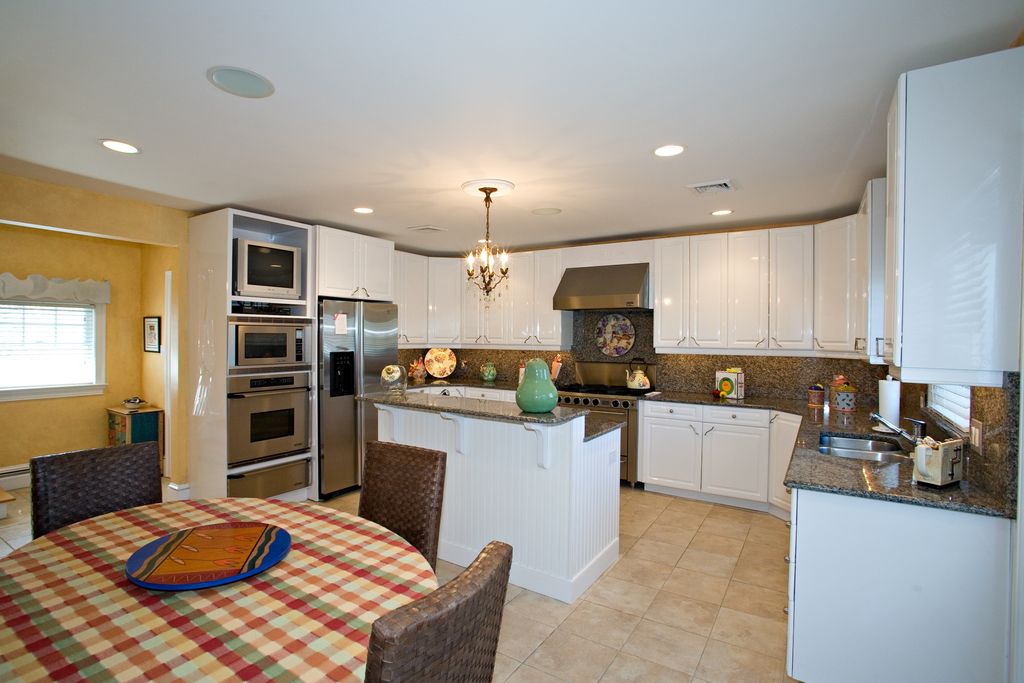 Cottage Kitchen with wall oven, Casement, Kitchen island, gas range, Breakfast nook, U-shaped, Flush, Simple Granite