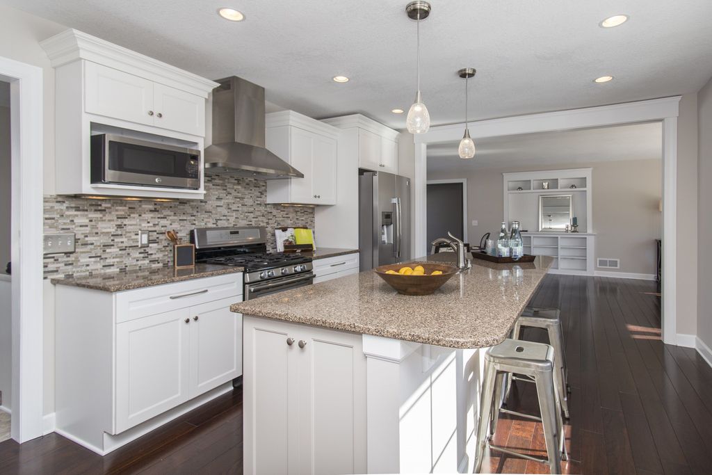 Traditional Kitchen with gas range, Flush, Wall Hood, Pendant light, Giallo fantasia, built-in microwave, Standard height