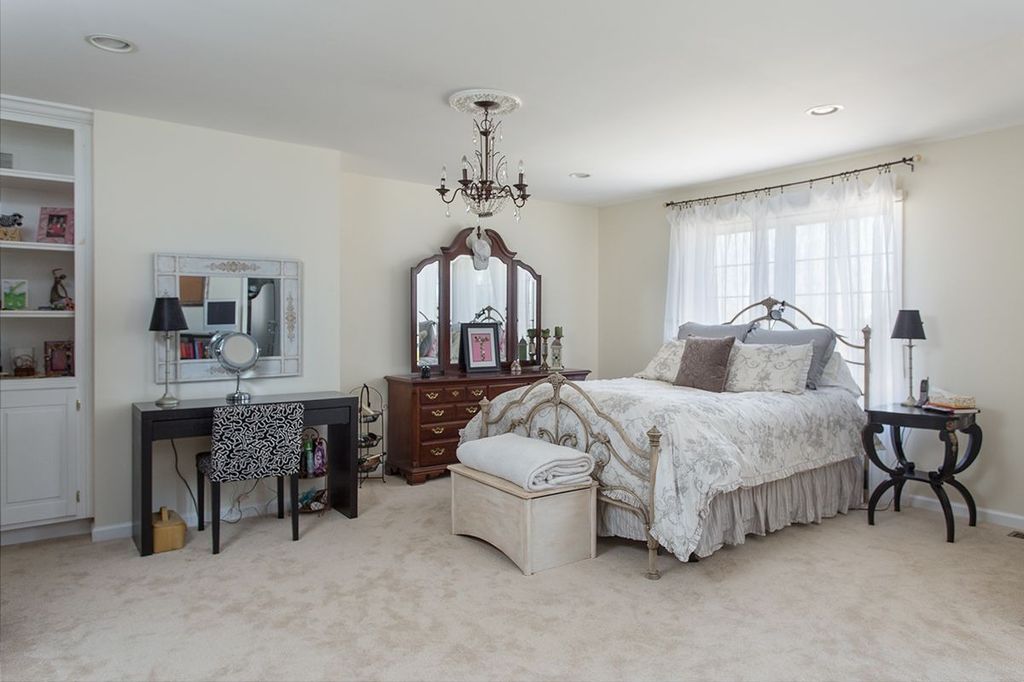 Traditional Master Bedroom with Carpet, can lights, Casement, Chandelier, Standard height, Built-in bookshelf