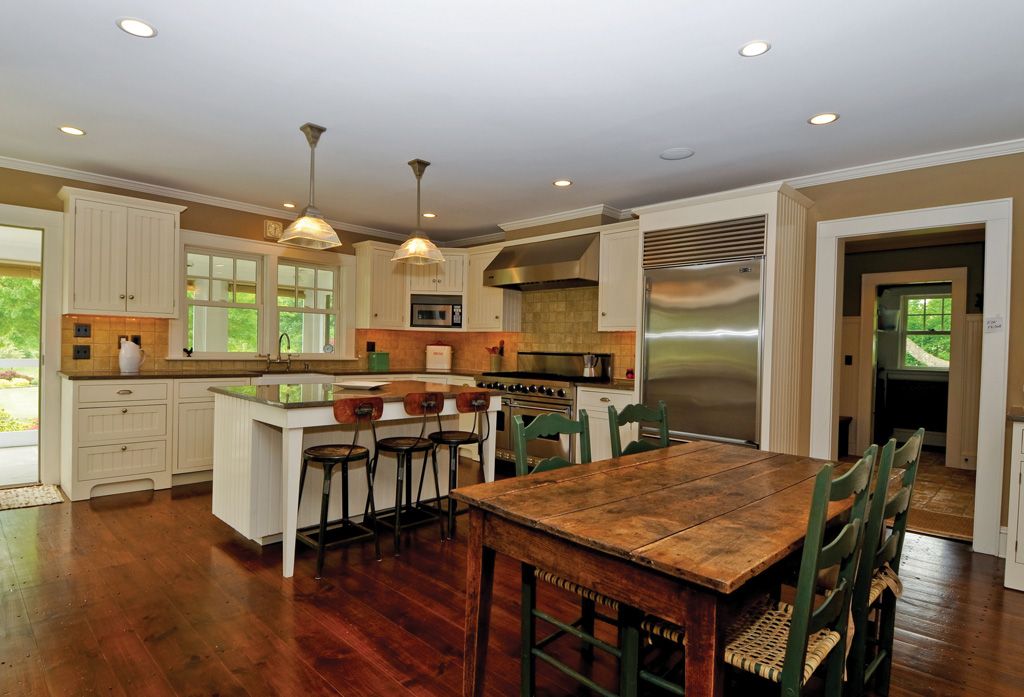 Cottage Kitchen with Fireside Lodge Furniture - B15110-AT-CH Barnwood Rectangular Farmhouse Dining Table, Large Ceramic Tile