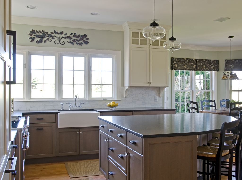 Traditional Kitchen with Standard height, Flush, Breakfast nook, gas range, Breakfast bar, double-hung window, Paint 1
